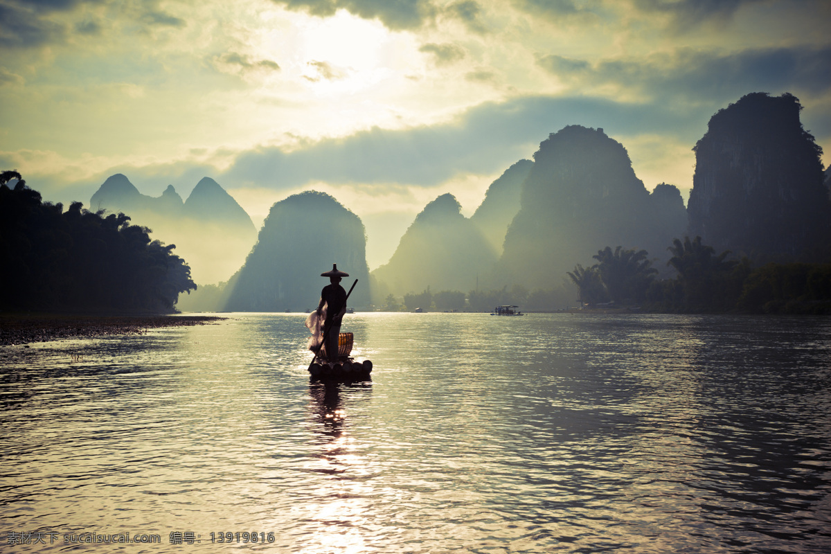 美丽 桂林 山水风景 高清 桂林山水 山峰 湖面 渔夫 竹筏