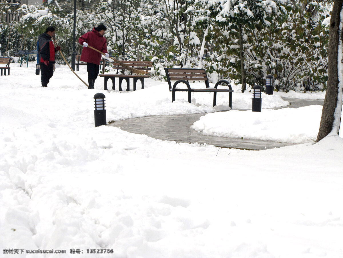 扫雪 大雪 雪后 公园的雪 公园的休闲椅 曲径 绿化树 路灯 化雪 园丁 初冬 早雪 寒冷 冬季风光 滁州清流公园 照片 自然风景 自然景观