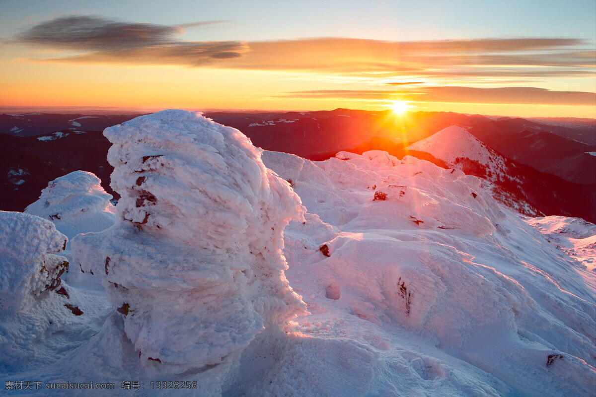 冬日暖阳雪山 冬日 暖阳 雪山 山峰 山峦 山岭 远山 晨曦 朝阳 太阳 阳光 暖日 朝霞 云彩 天空 唯美 冬季风光 风景图 自然景观 自然风景