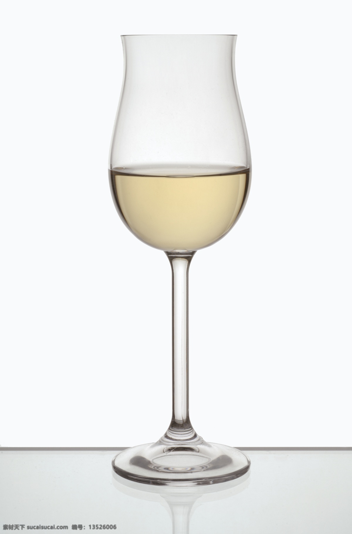 高脚 酒杯 里 葡萄酒 红酒 高脚杯 玻璃杯 洋酒 美酒 高档 休闲 温馨 浪漫情调 品味生活 特写 摄影图 高清图片 酒类图片 餐饮美食