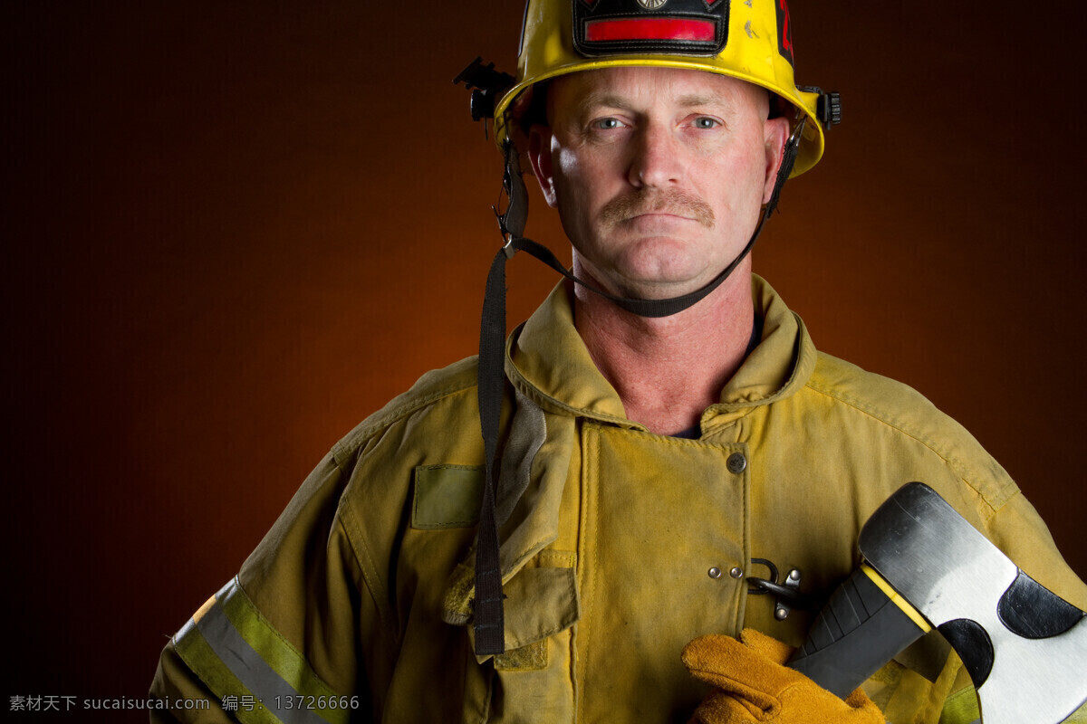 外国 消防 兵 男人 外国男人 消防兵 斧子 工具 安全帽 人物摄影 其他类别 商务人士 人物图片