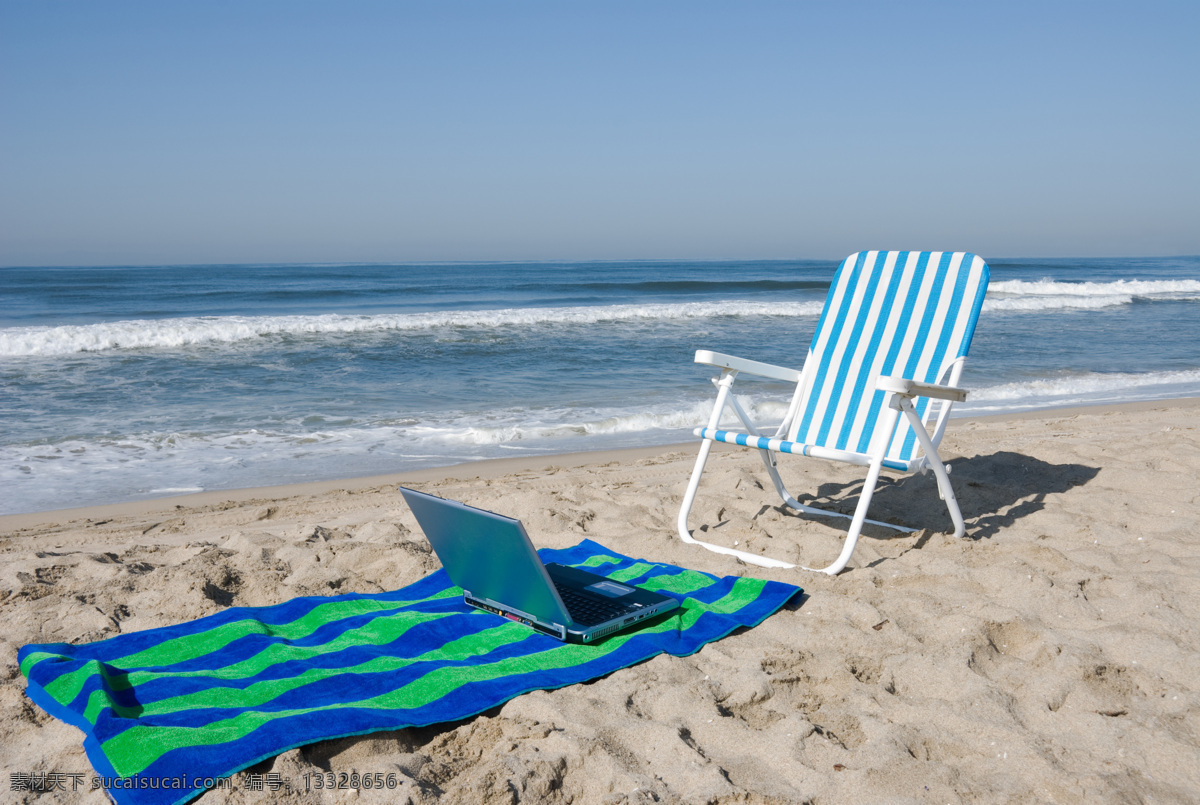 沙滩 上 沙滩椅 毯子 电脑 笔记本电脑 海滩 大海 海面 大海图片 风景图片