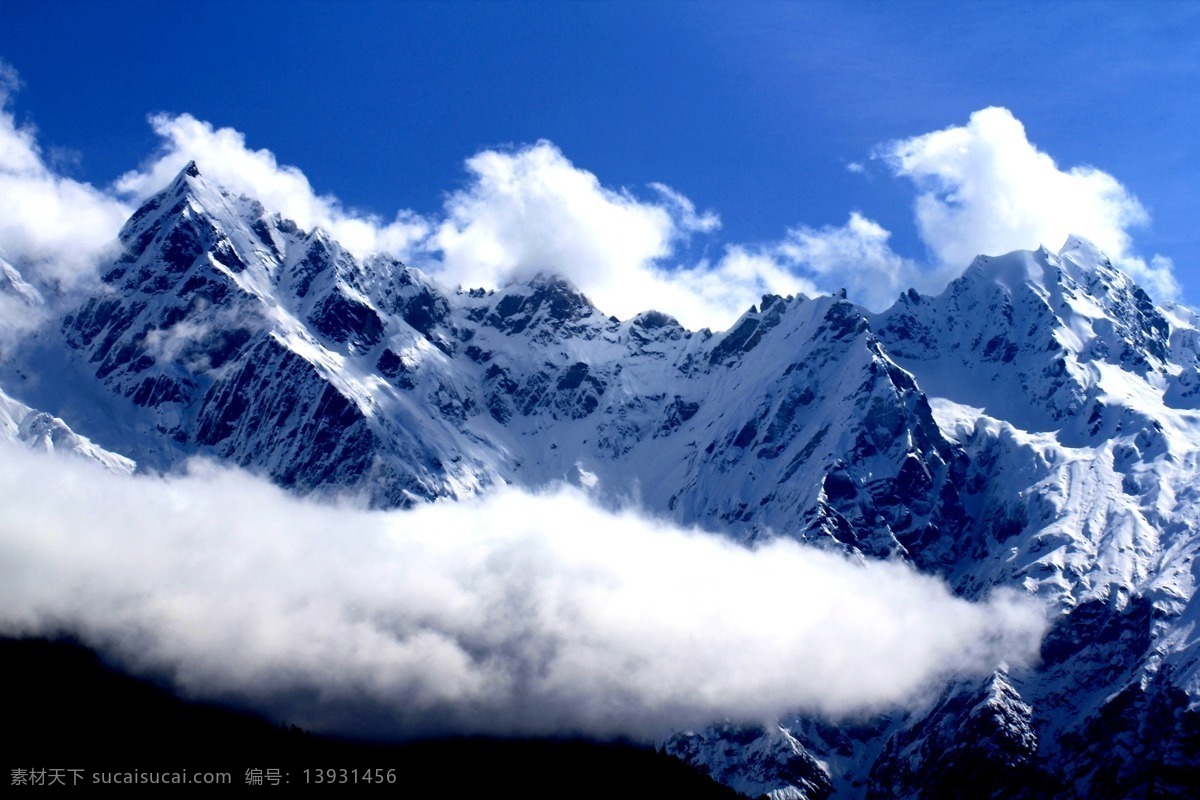 雪山 雪山之巅 蓝色 云雾 晨雾 蓝天 大自然 山脉 高山 意境 远景 白云 仙雾缭绕 自然景观 自然风景