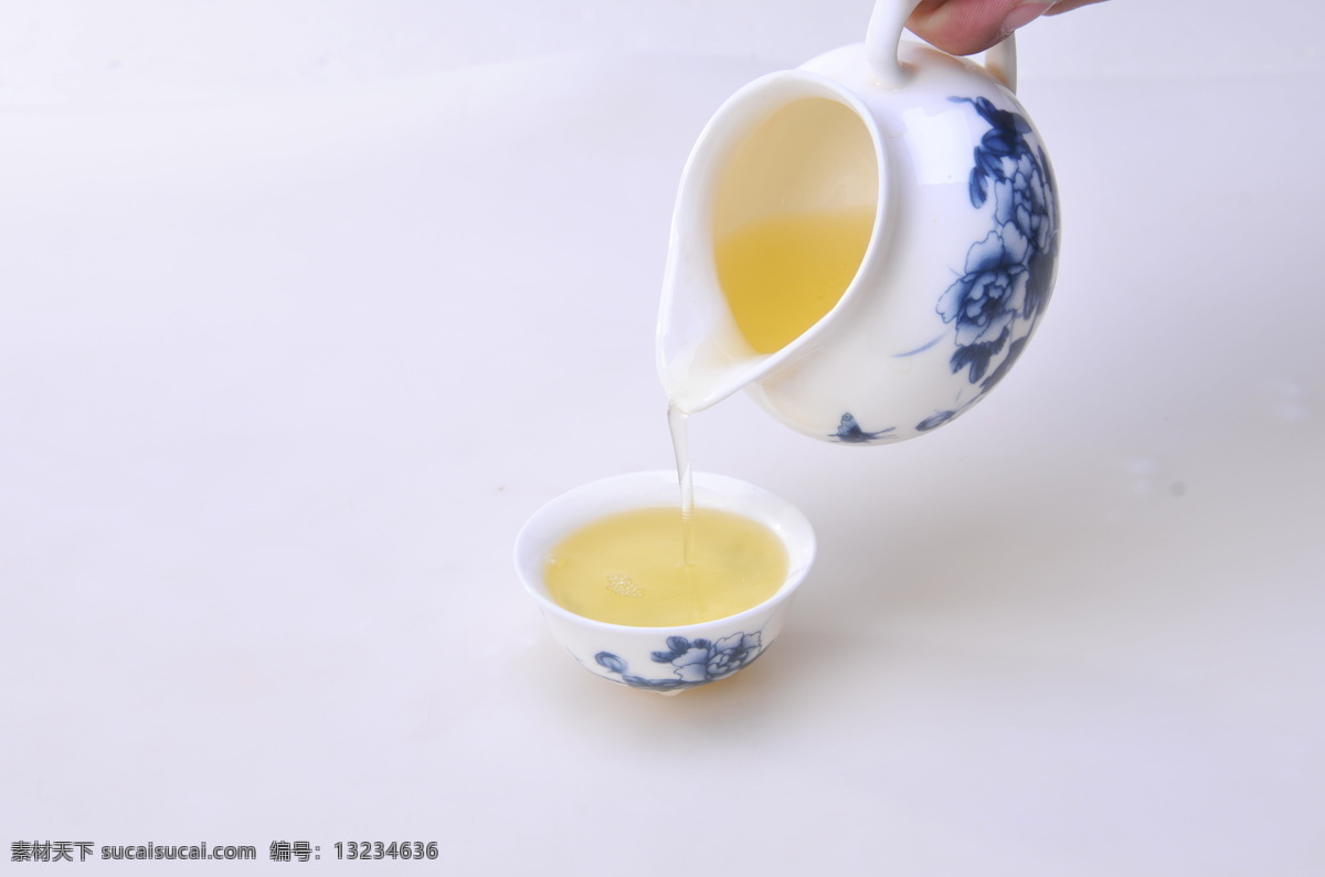 铁观音 出汤 茶汤 杯子 茶盅 饮料酒水 餐饮美食