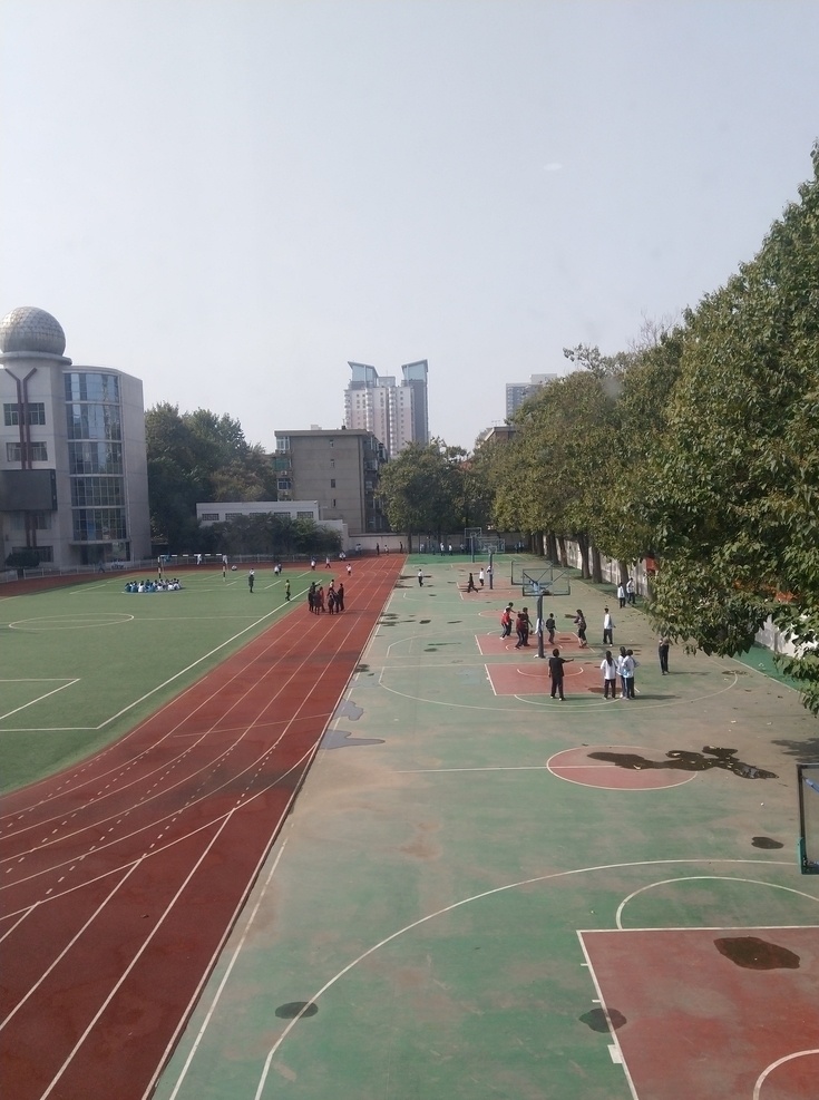 学校操场 操场 学校 天空 树木 学生 建筑景观 自然景观