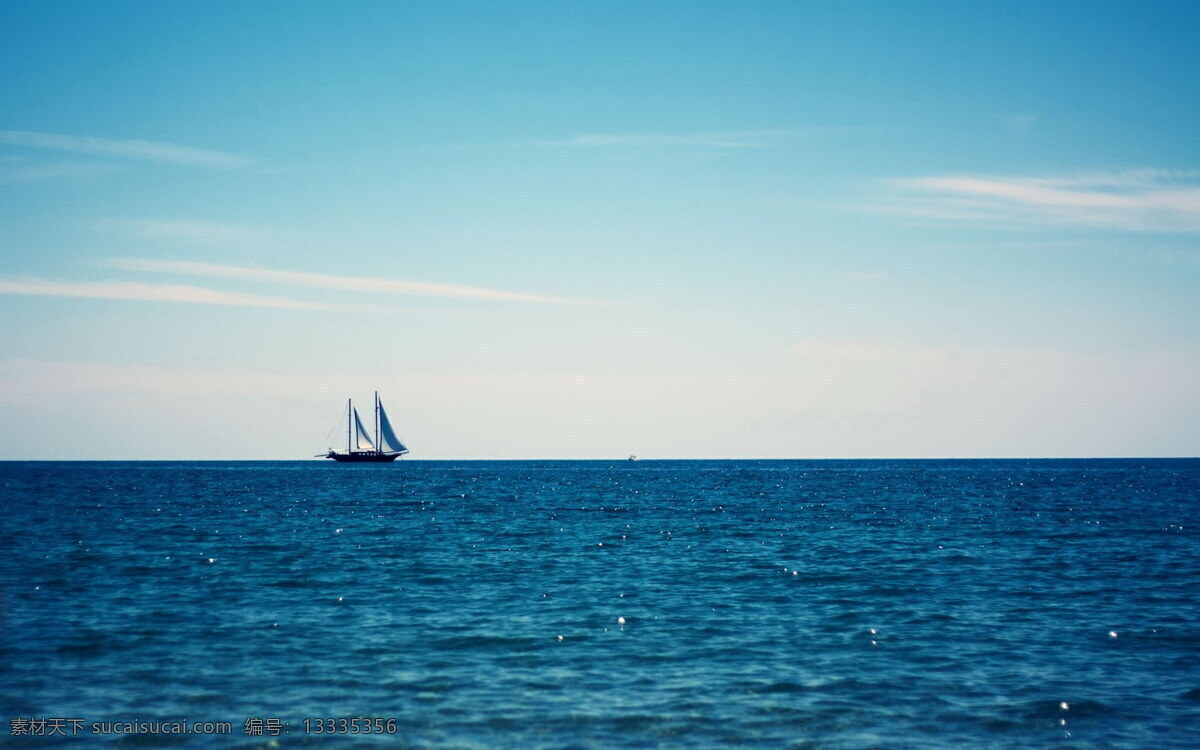 大海 蓝海 蓝色大海 美丽大海 平静大海 碧海蓝天 海洋 海水 海浪 帆船 双体帆船 海景 海上帆船 蓝天 自然风光 自然景观 自然风景