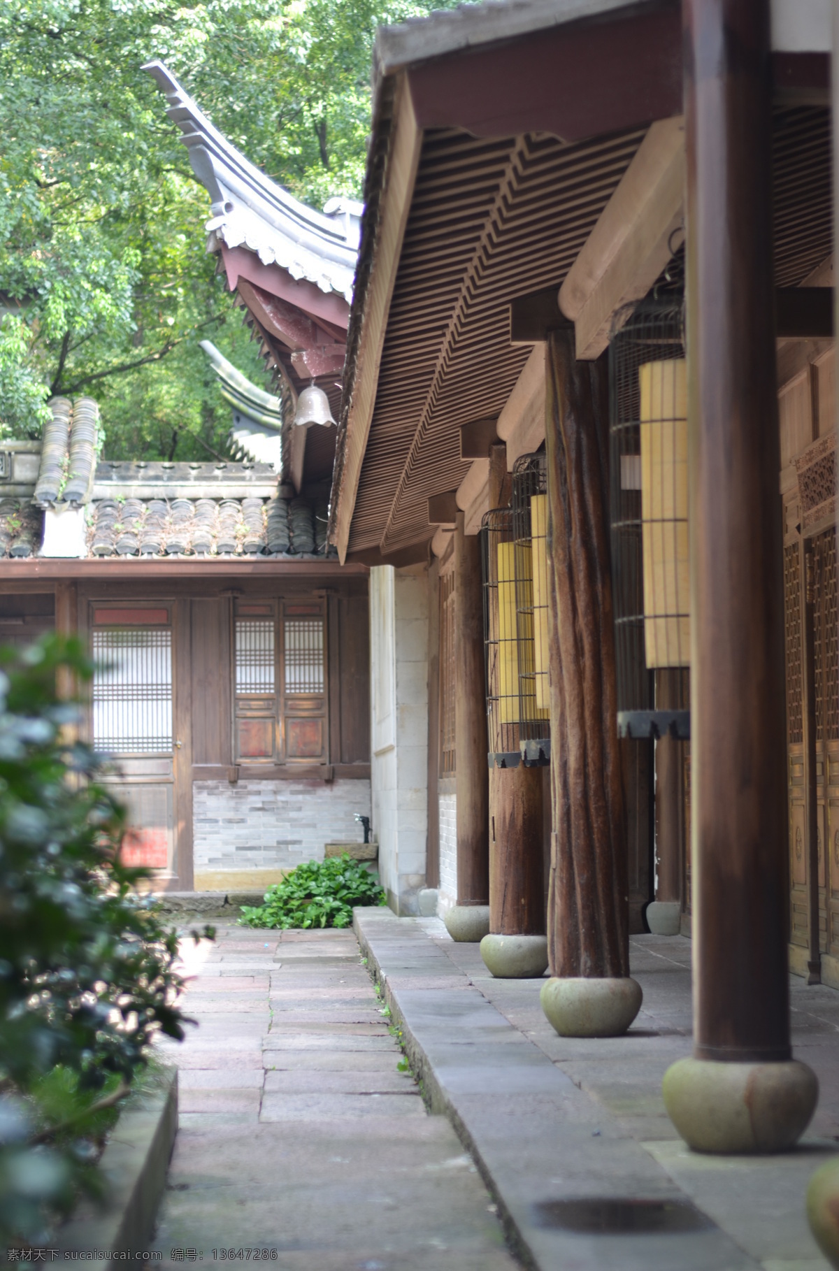 宁波保国寺 宁波 江北 保国寺 千年古刹 古寺 木结构建筑 榫卯结构 营造法式 典范 宁波景点 中式建筑 古建筑 江南寺庙 寺庙 江南建筑 园林 大树 树木 柱子 红灯笼 石墩子 宁波图片 建筑景观 自然景观 旅游摄影 国内旅游