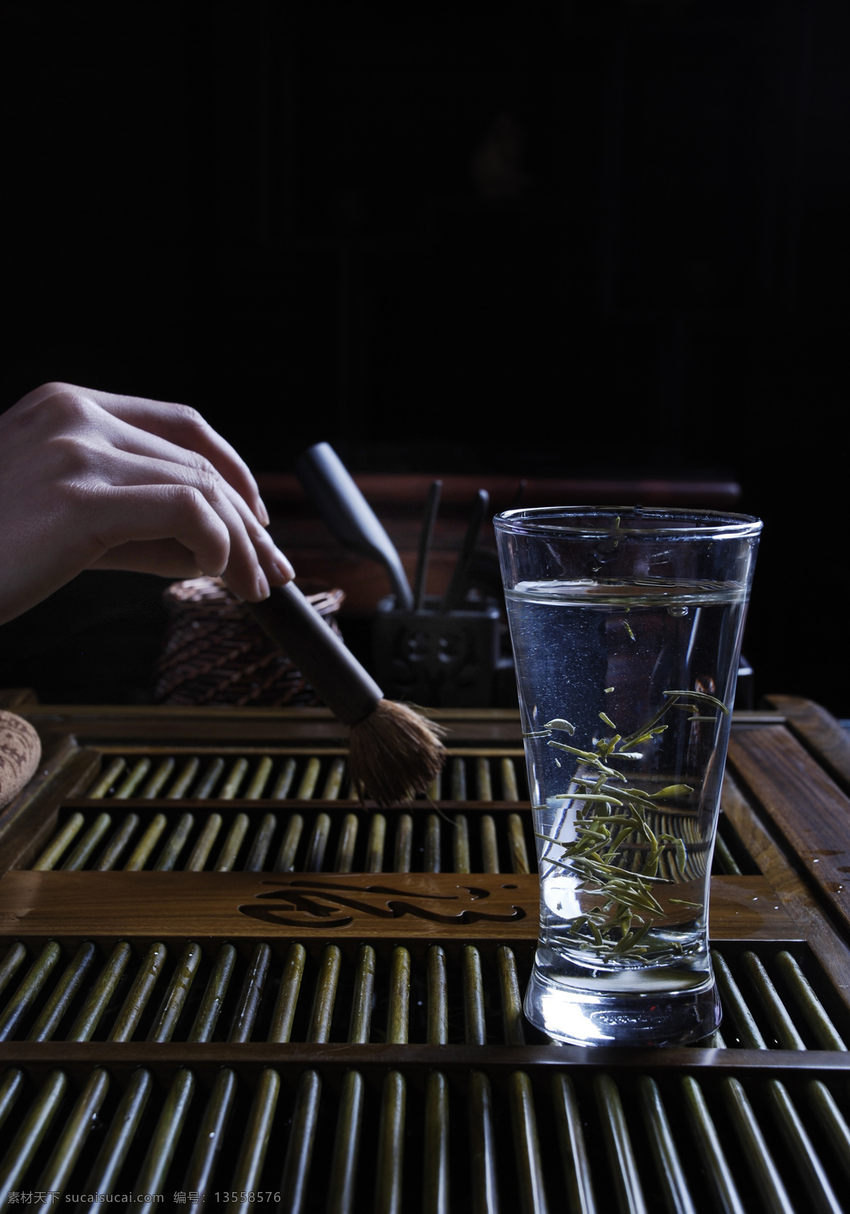 茶艺 茶 茶具 刷子 玻璃杯 茶叶 绿茶 茶道 手 茶水 传统文化 文化艺术