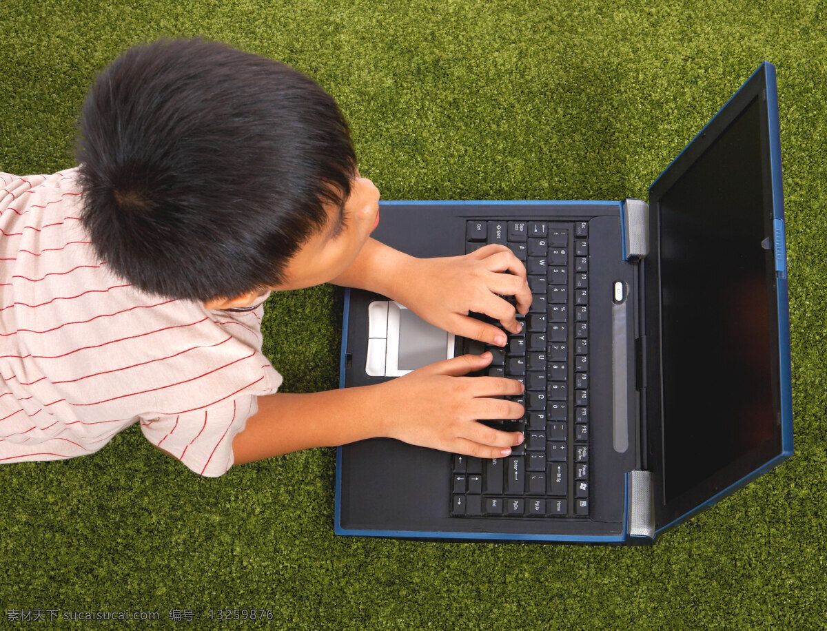 年轻 孩子 使用 自己 笔记本 电脑 灰色