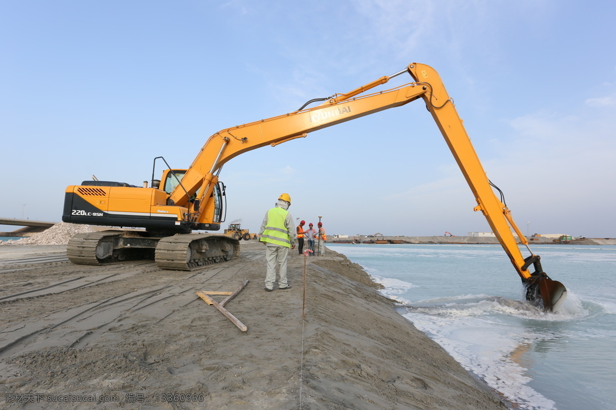 挖机 挖土机作业 施工 填海工程 工地 海边 自然景观 建筑景观