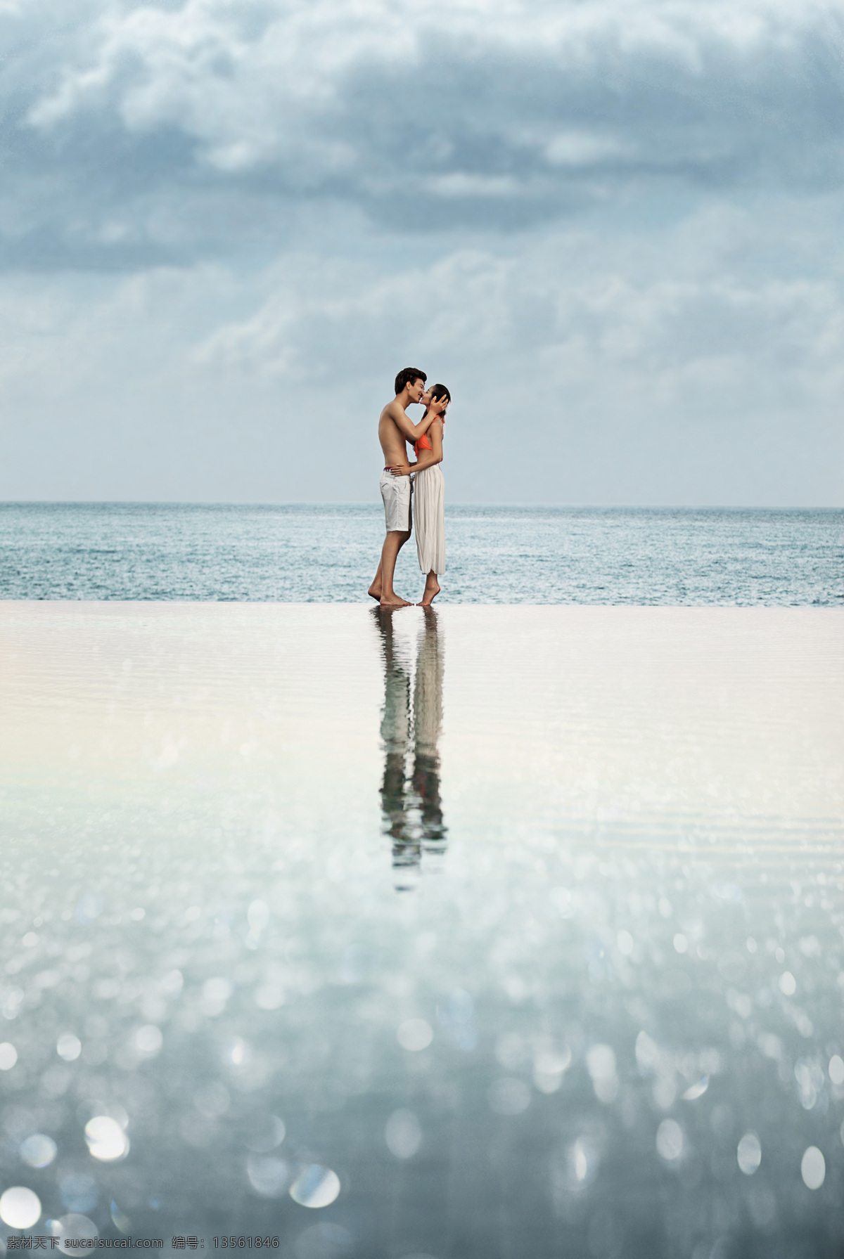 海滩 上 接吻 婚纱 情侣 新人情侣 新郎新娘 结婚照 婚纱情侣 大海 情侣图片 人物图片