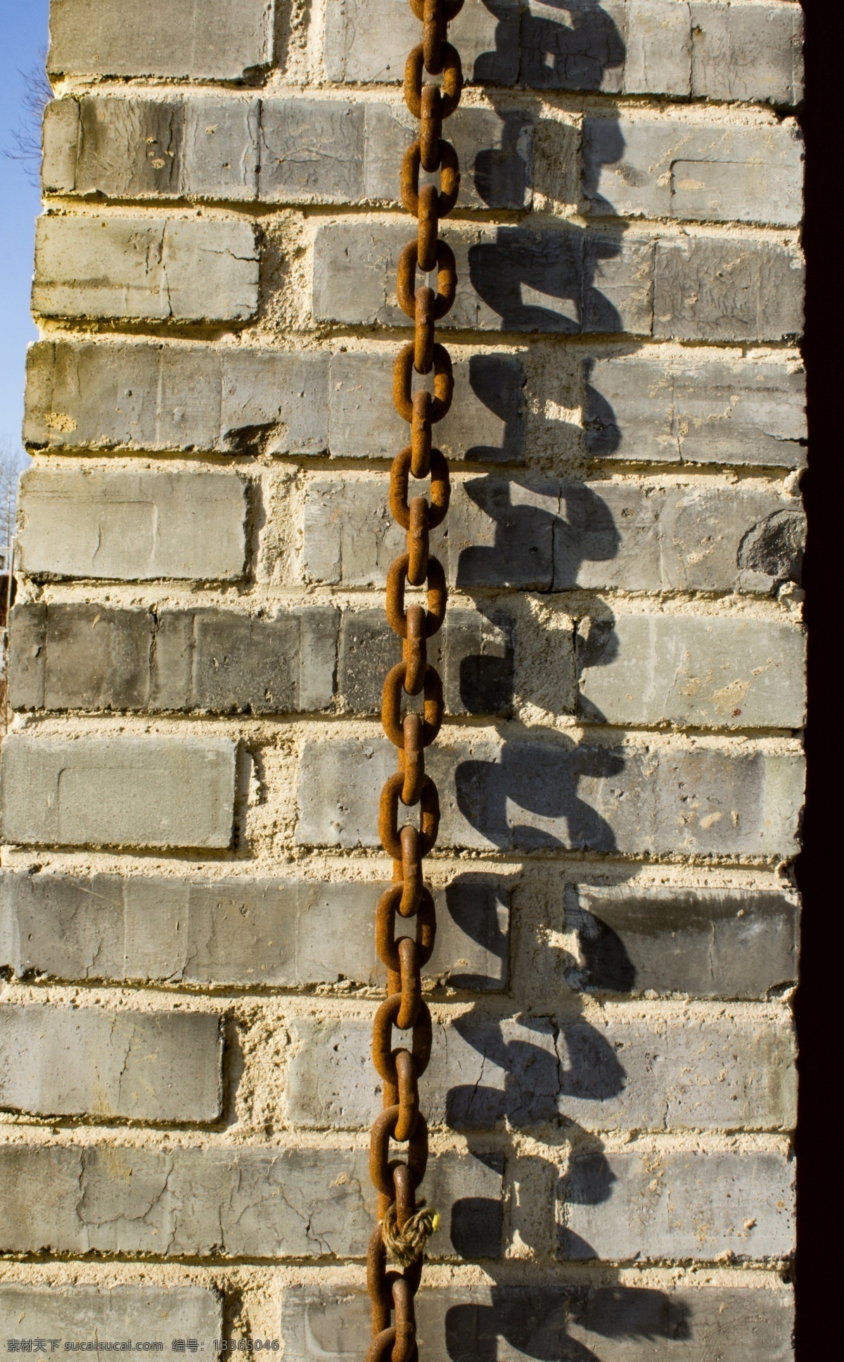 砖墙 上 悬挂 铁链 珠链 装饰 景观 园林 建筑 建筑园林