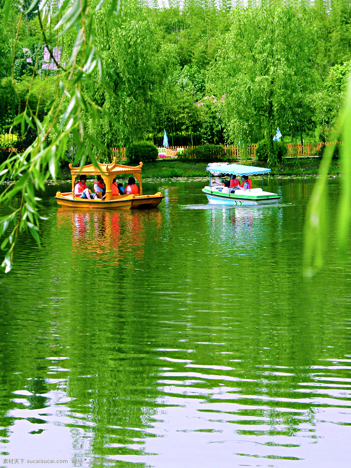 游船 船 乘船 画舫船 脚踏船 电瓶船 湖 太虚湖 湖水 湖面 柳树 柳条 柳枝 柳叶 国内旅游 旅游摄影