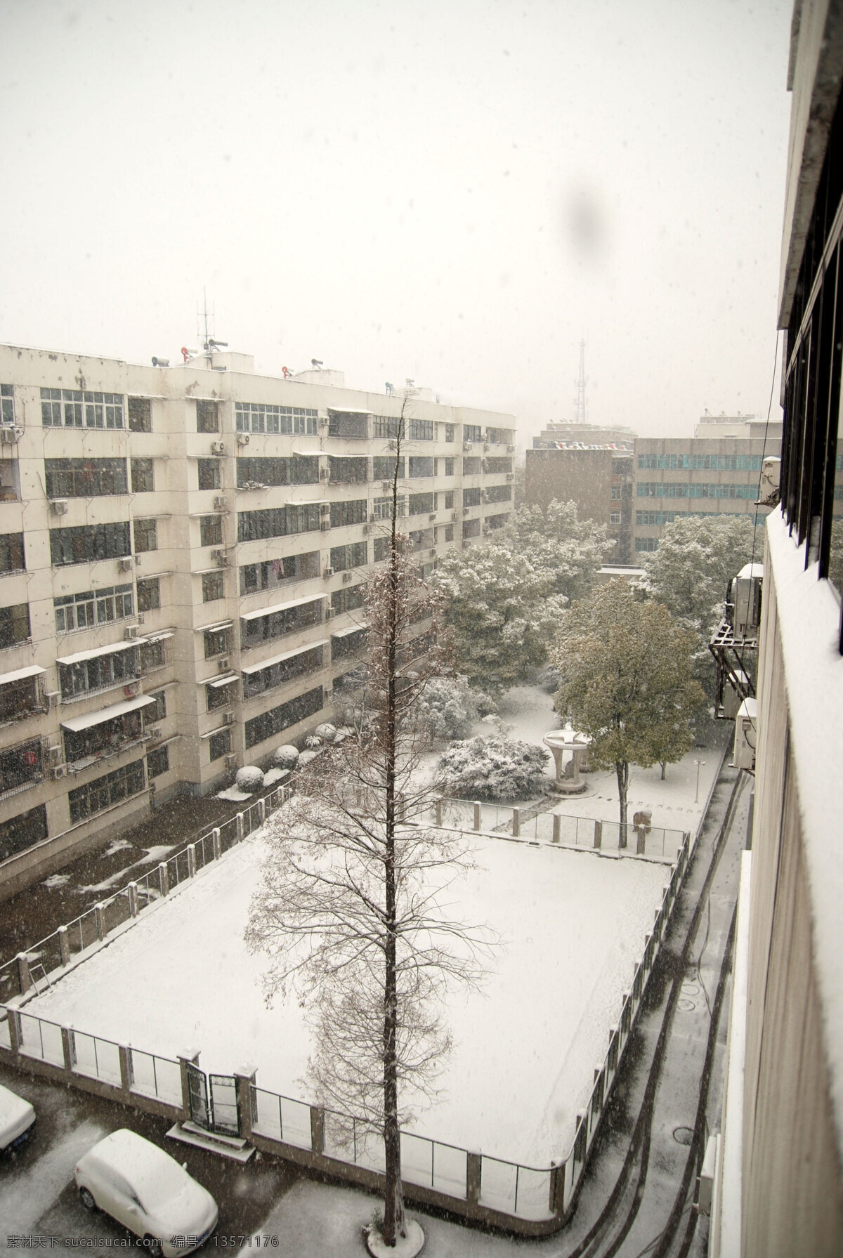 白雪 白雪皑皑 车 大树 冬天 俯视 寒冷 居民区 下雪 雪景 唯美 大雪纷飞 雪 树叶 银装素裹 楼房 小区 足球场 雪中 自然风景 自然景观 矢量图 日常生活