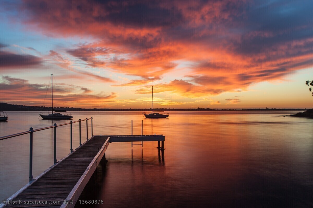 彩霞 船只 风景美图 海边 海边风景 海水 海滩 日落 上 海上日落 自然风景 渡口 云彩 天空 沙滩 晚霞 美丽 自然景观 psd源文件