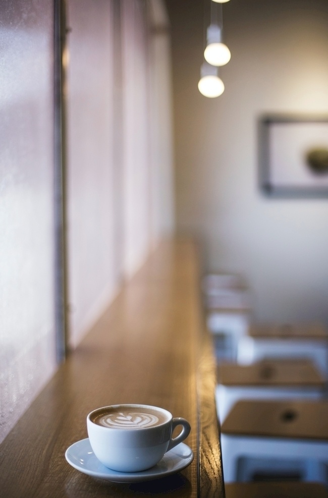 拍照 照片 拍摄 乳白色 咖啡豆 饮品 健康 美味 马克杯 木头 木板 特写 近距离 棕色 咖啡杯 咖啡店 照片图片 餐饮美食 饮料酒水