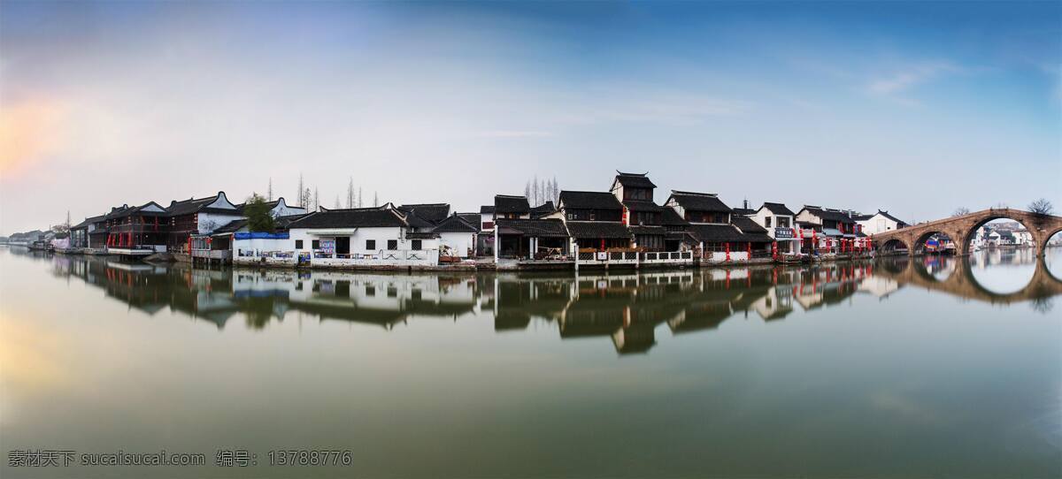 古镇 朱家角 河道 放生桥 骑浜屋 住家 茶楼 栈房 红灯笼 江南水乡 天空 倒影 景观 国内旅游 旅游摄影