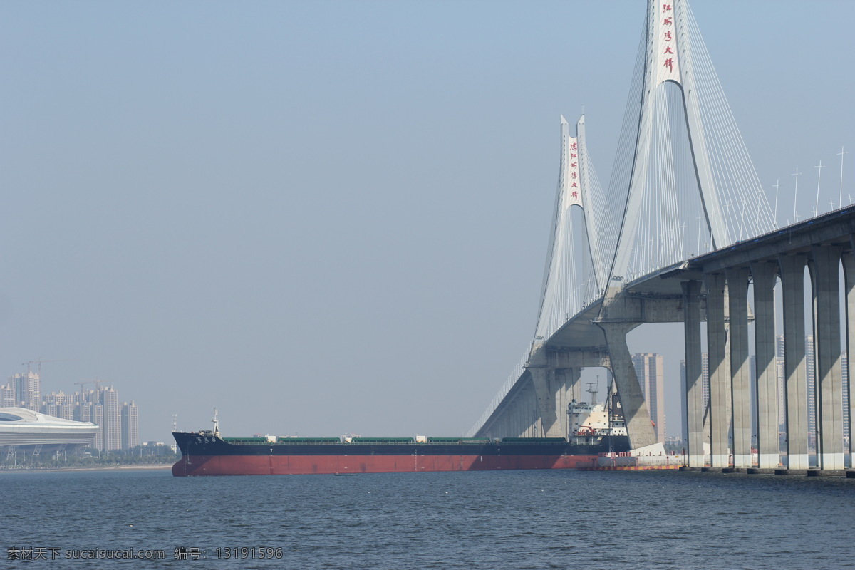 货轮 通过 湛江 海湾大桥 货船 船 航行 海 大海 海洋 风景 现代科技 交通工具