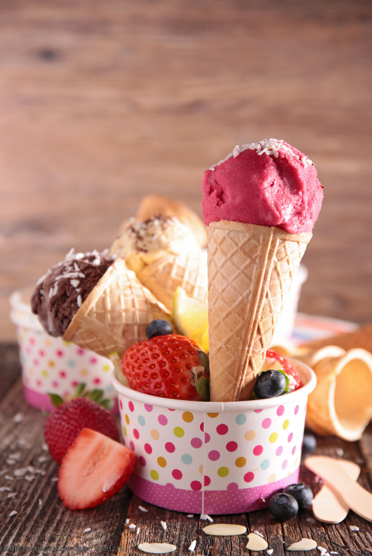 蓝莓 冰淇淋 甜筒 草莓 冰激凌 甜品美食 美味 食物摄影 水果 其他类别 餐饮美食 白色