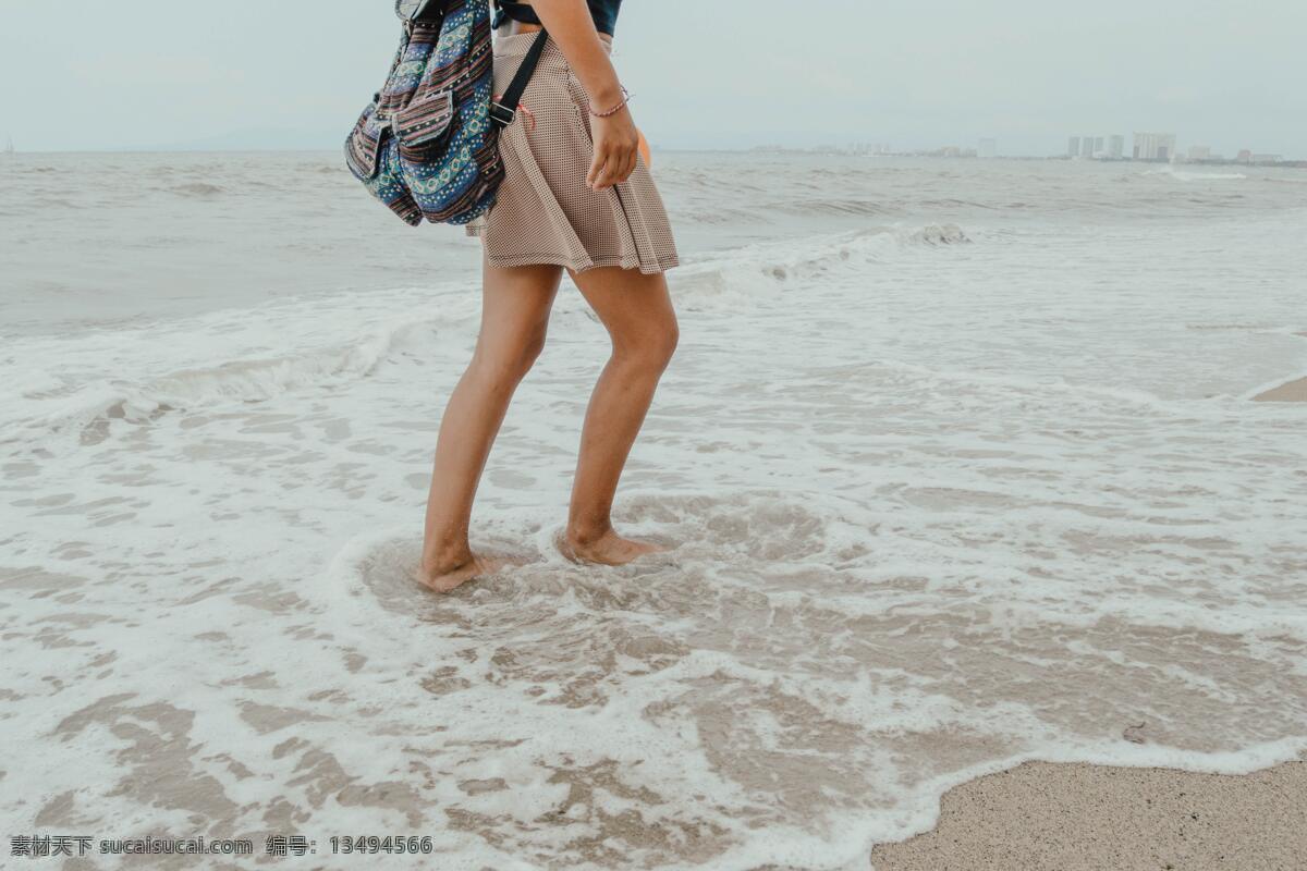 海滩行走女孩 海滩 沙滩 海浪 海边 大海 旅游 旅行 背包 背着包 裙子 半身 半身像 光脚 光着脚 文艺 清新 气质 人物图库 女性女人