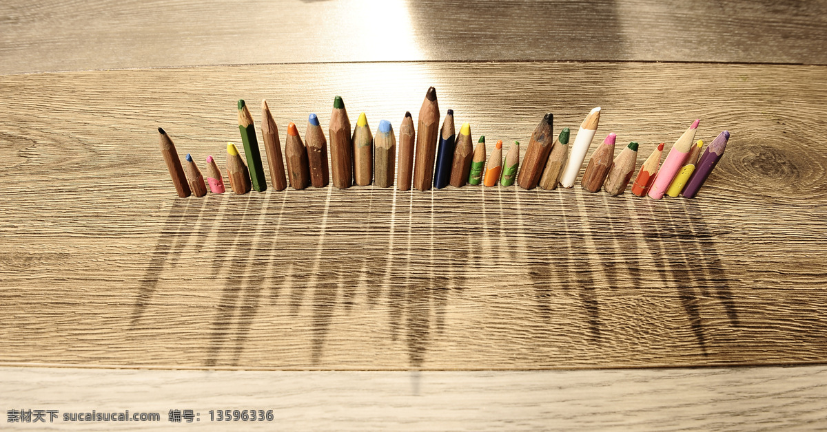 插 木 缝 里 彩色 铅笔 彩色铅笔 色彩 多彩 办公学习 学习用品 高清图片 生活百科
