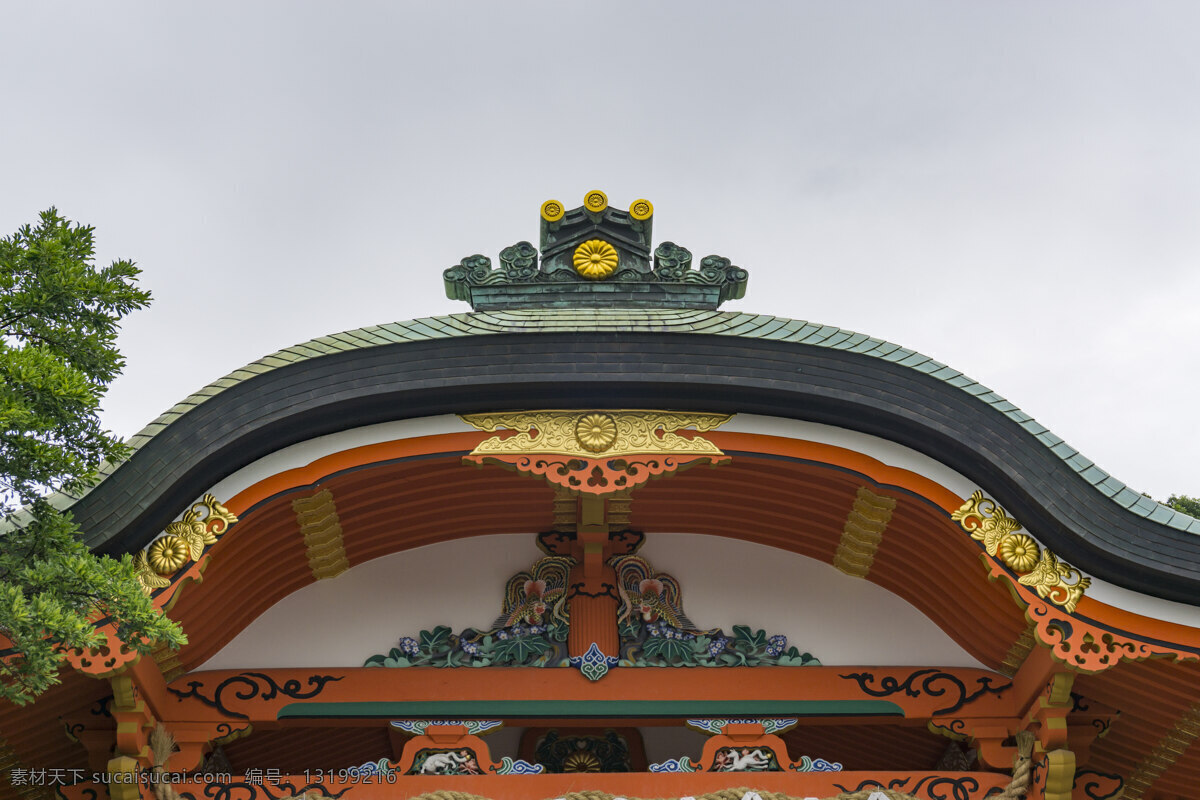日式神社屋顶 日本 旅游 寺庙 京都 大图 神社 人群 背影 建筑 日式 木质结构 正视图 神龛 摄影图片 旅游摄影 人文景观