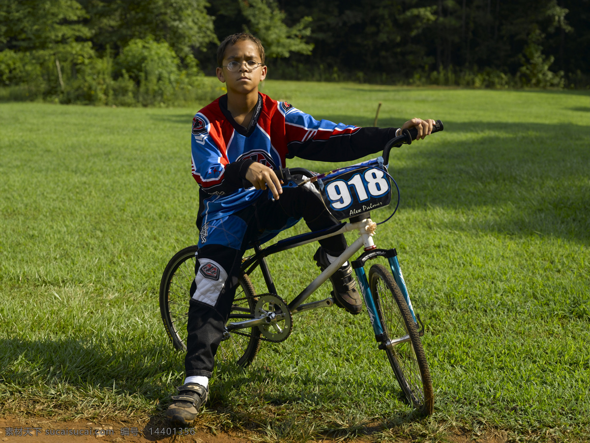 自行车 单车 男孩 孩子 少年 草地 绿茵 自然 文化艺术 体育运动 摄影图库