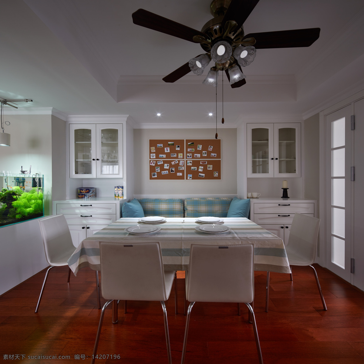 现代 清新 时尚 客厅 木地板 室内装修 效果图 铜色吊扇 白色餐桌 白色背景墙 蓝色沙发