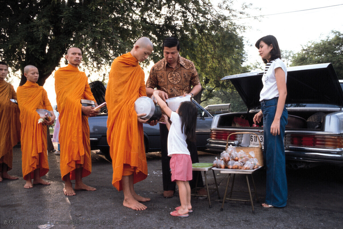 老挝152 老挝 僧人 游人 汽车 佛衣 树 黑色