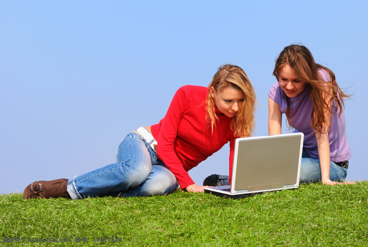 两个 坐在 草地 上上网 女人 人物 女性 户外 自然 柔美 微笑 唯美 上网 电脑 笔记本电脑 美女图片 人物图片