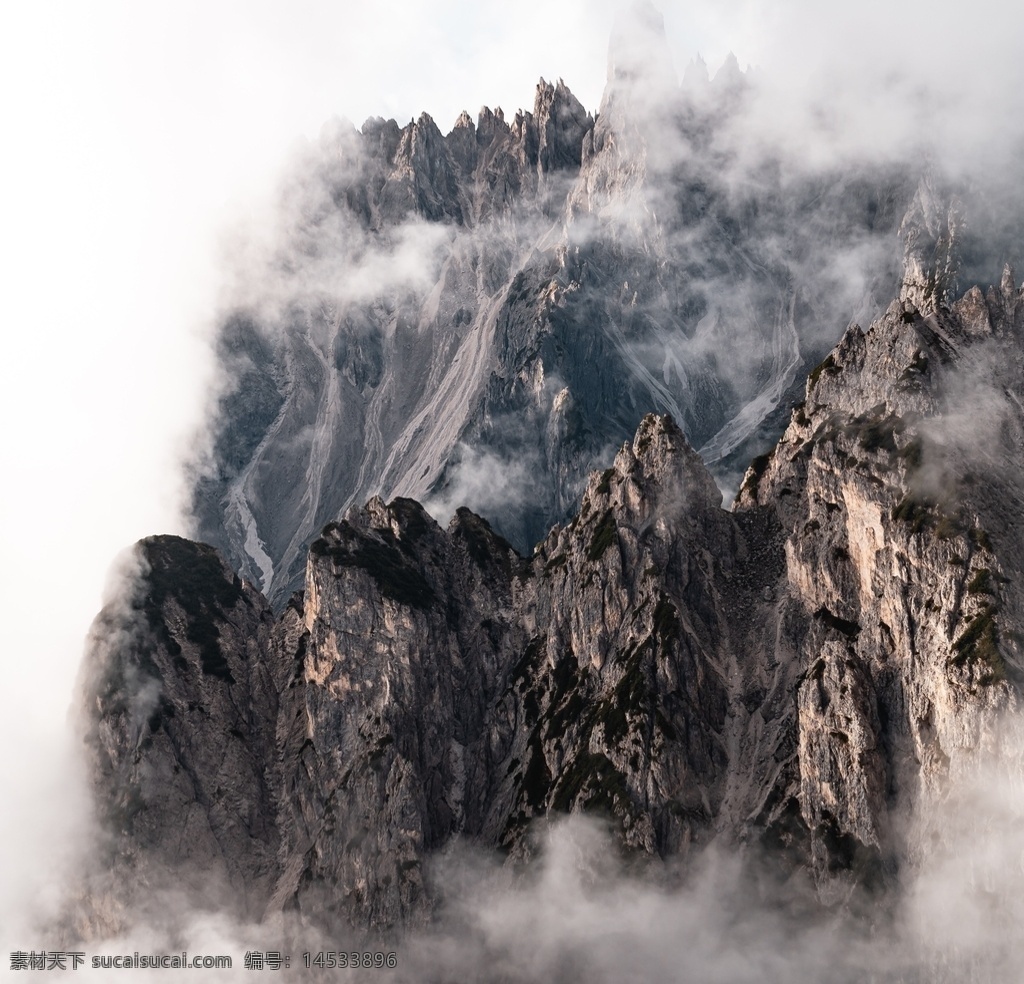 景色 山川 岩层 石头 烟雾 植被 风景 旅游摄影 国外旅游