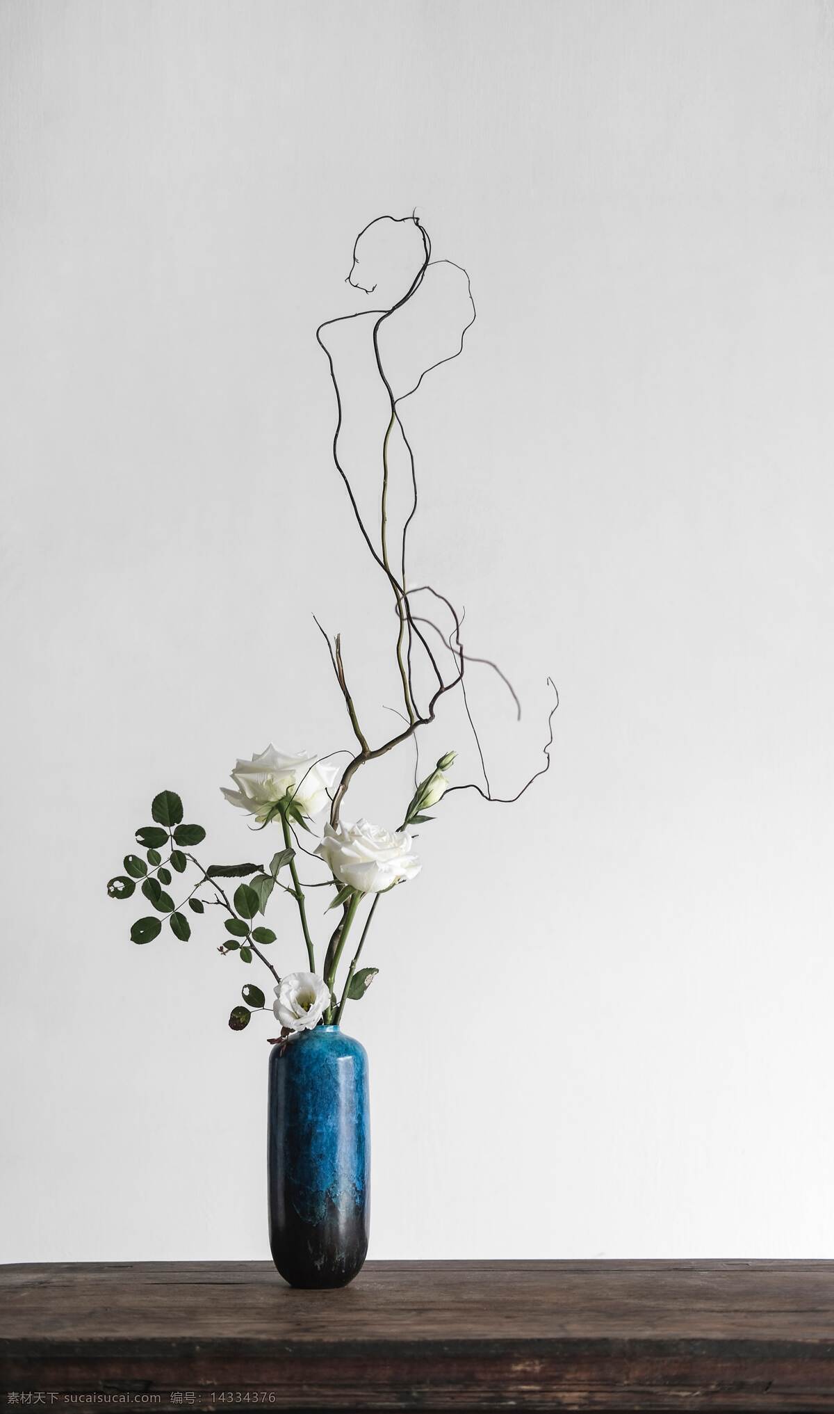 蓝色花瓶 花瓶 插花 绿植 植物 桌面 桌子 木桌 白玫瑰 玫瑰 生活百科 家居生活