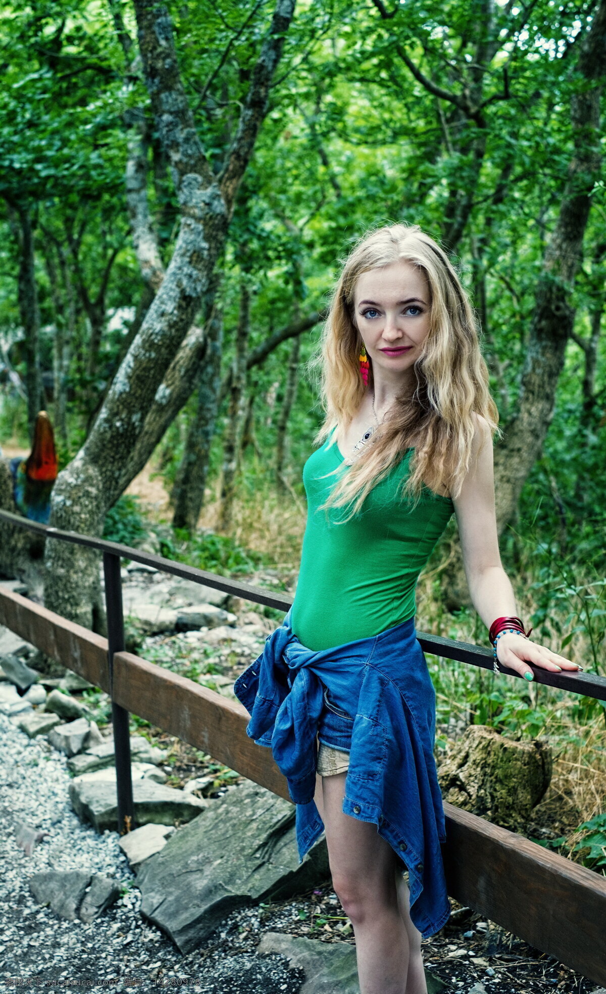 欧美旅拍美女 欧美 旅拍美女 树林 树木 绿树 木栈道