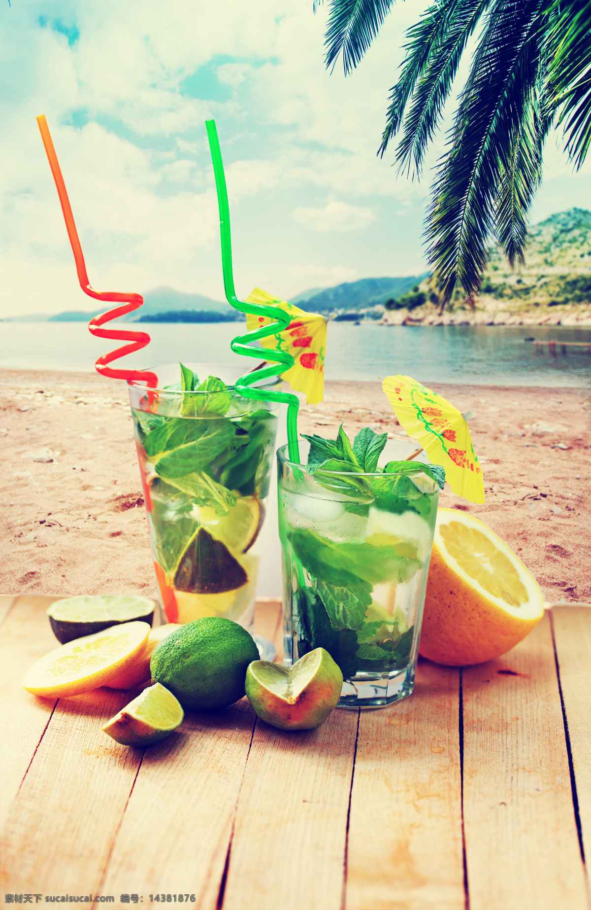大海 木板 水果 饮料 水果果汁 杯子 玻璃杯子 果蔬 休闲饮品 健康食品 酒水饮料 饮料图片 餐饮美食